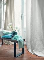 <b>LYST:</b> Synes du kanskje at lyse gardiner er det tryggeste? Husk at teksturer også bidrar til stil og atmosfære. (Foto: Green Apple)