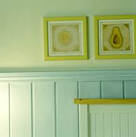 Den gule veggen er lasert forsiktig med fille og en hvit lasur. Lyse farger og svak lasureffekt gjør rommet luftig og kjølig.