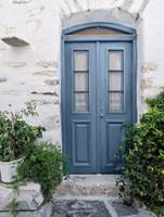 <b>DEMPET ELEGANSE:</b> Vakkert blåmalt mot stenveggen, i fargen Antikblå – fra Flüggers fargekart for vinduer og dører. (Foto: Flügger)