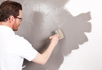 Det er ikke vanskelig å male, men krever en helt annen teknikk en vanlig interiørmaling.