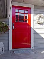 Denne knall røde dør er malt med Quick Bengalakk Universallakk (Interiør) i fargen RAL3001.