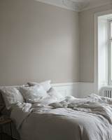 GREIGE: En gråbeige, nordisk farge. Her på et soverom.