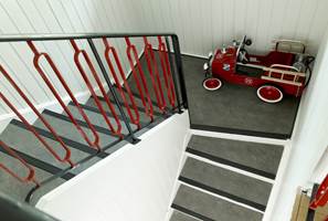 Linoleumsbelegget fra 1960-tallet er like pent. Det samme gjelder trappenesene, som i tillegg til å forhindre at man sklir, gir trinnene en tøff avslutning.  <br/><a href='https://www.ifi.no//gammel-trapp-nye-farger'>Klikk her for å åpne artikkelen: Gammel trapp, nye farger</a>