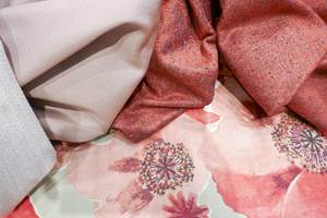 <b>TEKSTILER: </b>Rikelig med tekstiler i ulike kvaliteter og fargenyanser, ensfarget og mønstret gjør det lunt. Disse er fra INTAG.