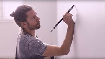 Skal du male noe som krever mye presisjon, som lister, vinduer, hjørner eller dekorative elementer, trenger du en pensel som er egnet til jobben. I denne videoen kan du se hvordan en tatovør får hjelp av penselen når han skal male sitt kunstverk på veggen.