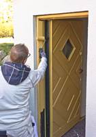 Døren er et lite utropstegn på en stor fasade. Med få timers lett arbeid, litt maling i en sprek farge, godt verktøy og en dør, setter du ditt eget preg på huset!