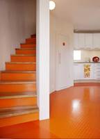 Oransje passer til kjøkkenet ifølge Feng Shui. Dette Artigo-gulvet er knall oransje. Føres av Polyflor.<br/><a href='https://www.ifi.no//fargerik-fritanke'>Klikk her for å åpne artikkelen: Fargerik fritank(e)</a>
