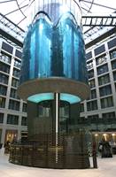 Den heter AquaDom og kan på mange måter symbolisere det nye ekspanderende og innovative Berlin. Det 25 meter høye akvariet tårner i lobbyen til det nye Radisson SAS Hotel Berlin.