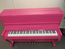 Unger elsker rosa piano! På nettstedet Finn.no bugner det av gamle, brune pianoer som gis bort. Showskolen i Hønefoss malte sine pianoer i rosa og blåturkis. – Å male et piano er bare gøy. Nå slåss ungene om å få spille, sier Guro Helleseter. 