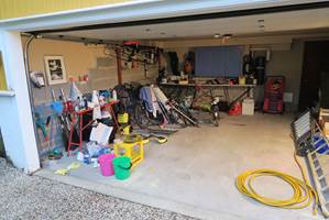 Det er lett å stue inn ting og tang i garasjen. Samtidig vet vi at en dag må det ryddes. Nå er sommeren her og vi har tid til å få orden i kaoset.