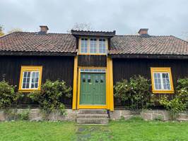 GRØNT OG GULT: Her er selve døren grønn, men karmer og detaljer er gule. En historisk fargekombinasjon som ofte ses på eldre hus.