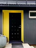 GUL RAMME: Her har en sort dør fått en gul, blid ramme.