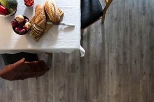<b>ELEGANT:</b> Mer mørkt gulv og hvit duk kan du få følelsen av å være på en elegant restaurant når du spiser frokost. Her er gulvet Maxwear fra Golvabia. (Foto: Golvabia)<br/><a href='https://www.ifi.no//dagen-begynner-ved-frokostbordet'>Klikk her for å åpne artikkelen: Dagen begynner ved frokostbordet</a>