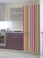 Tøffe striper er en måte å pynte kjøkkenet på. Klistremerker for hvitevarer gir raskt og enkelt kjøkkenet en ny look.
