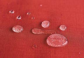<b>VÆR OG VIND:</b> Utetekstiler og impregnerte tekstiler beskytter mot vann og smuss. (Foto: INTAG)