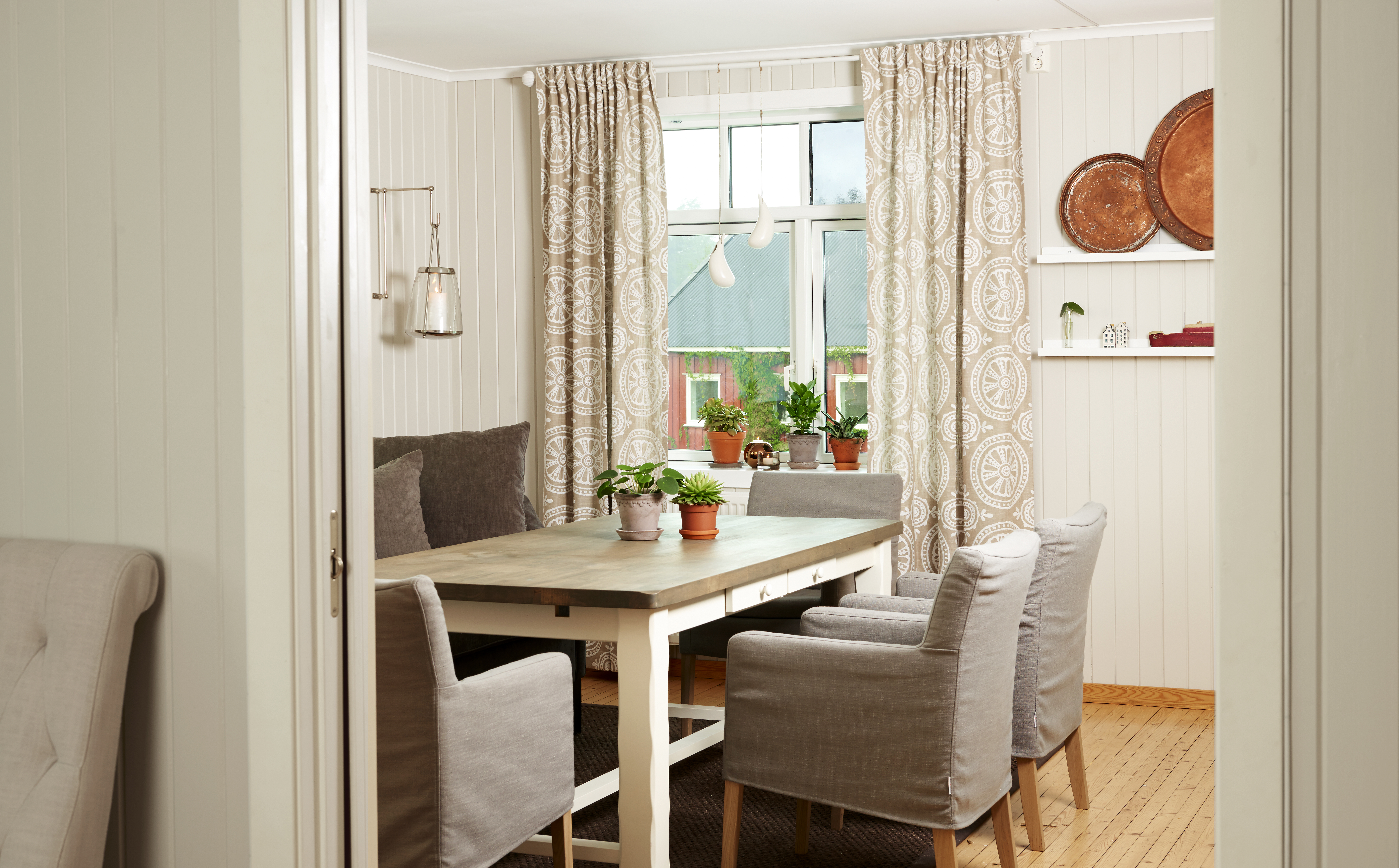 Lun og hyggelig atmosfære i spisestuen med broderte lingardiner fra Harlequin/Tapethuset.