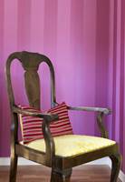 Karmstolene fikk limefarget jaquard og de øvrige stolene fikk røde og rosa striper. 