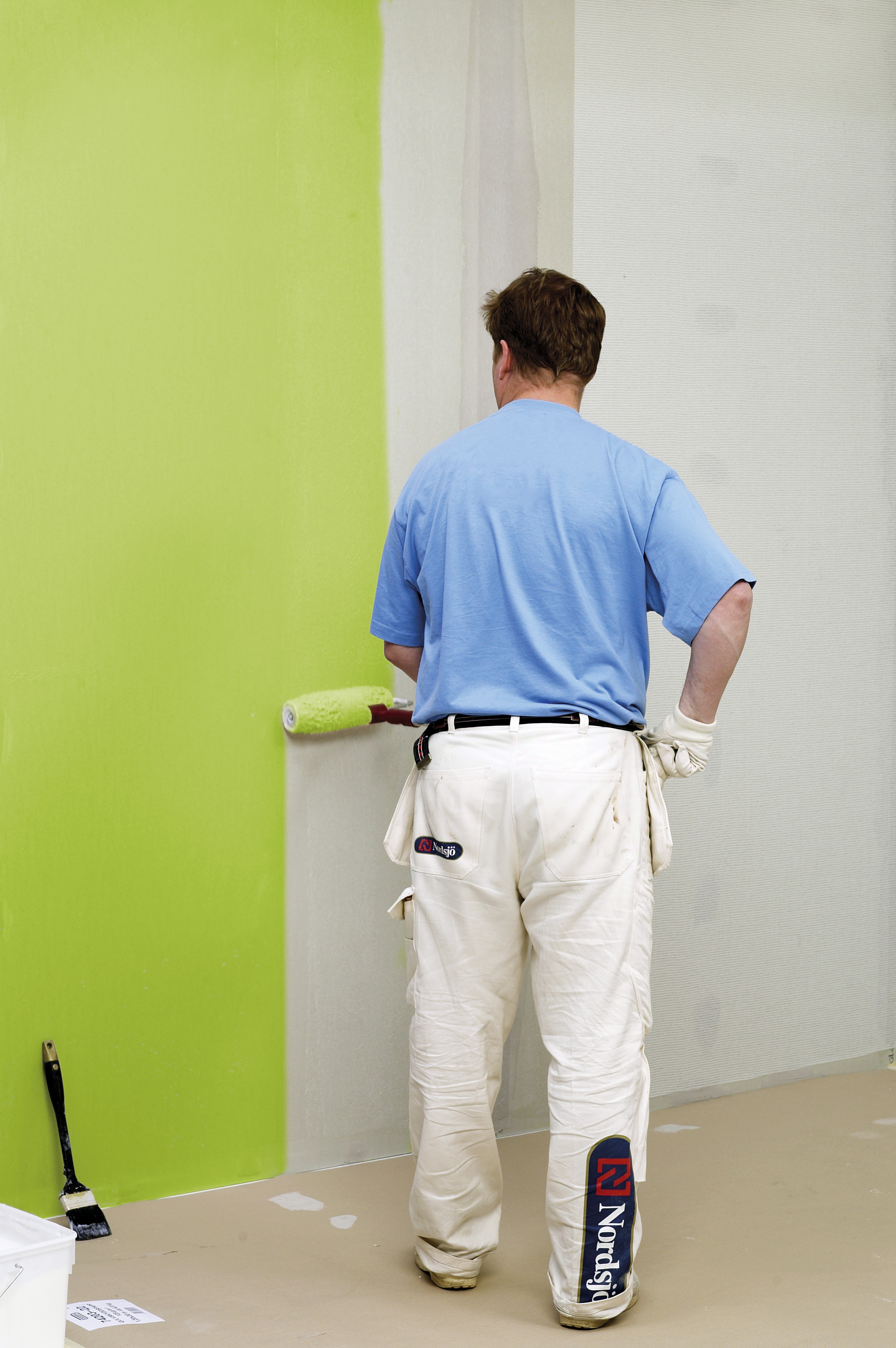 Begynn langs kantene og jobb deg innover. Velg en vegg uten mange vinduer og dører. (Foto: Nordsjö)