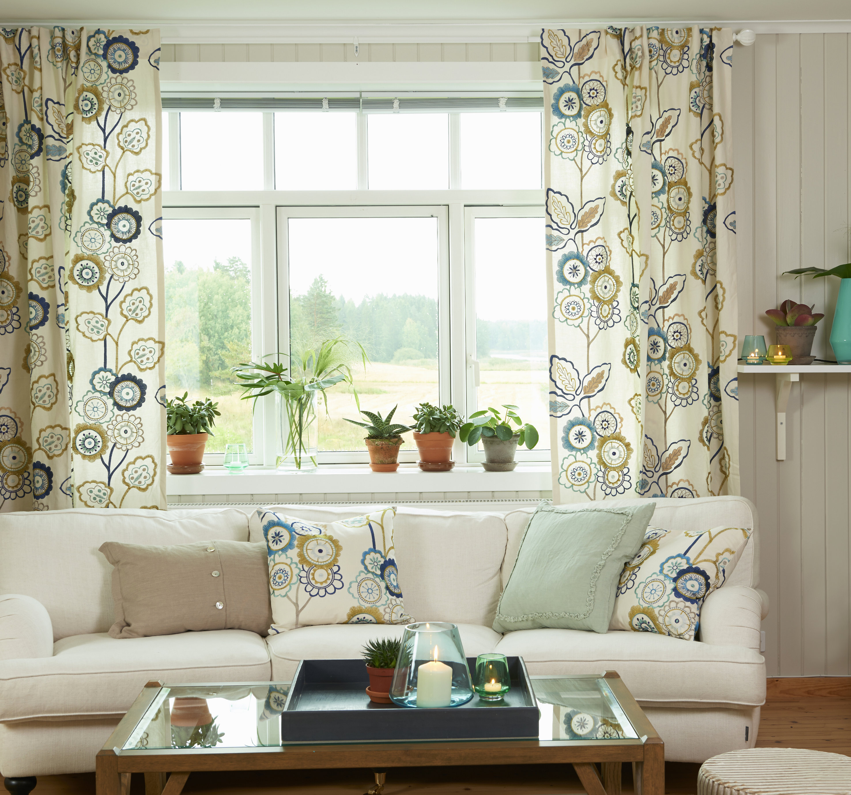 LØPEGANG OG TREDD PÅ STANG: I stuene på Kjærnes gård er det brukt et bredt bånd, og gardinene er tredd rett på stangen. Tekstilene er fra Tapethuset.