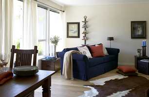 Sofaen trekkes ut fra veggen og gjør at stuen virker romsligere og lettere.