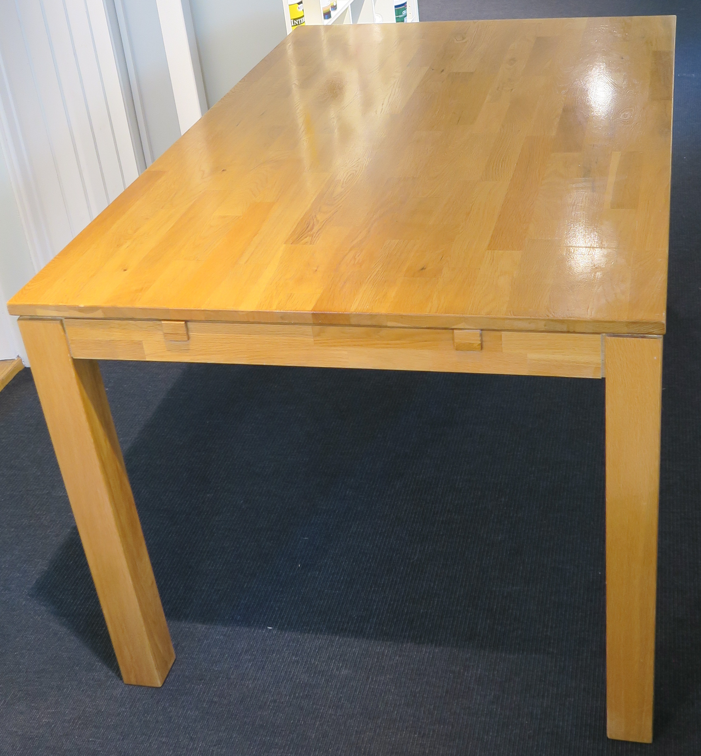 Gammelt spisebord i eik