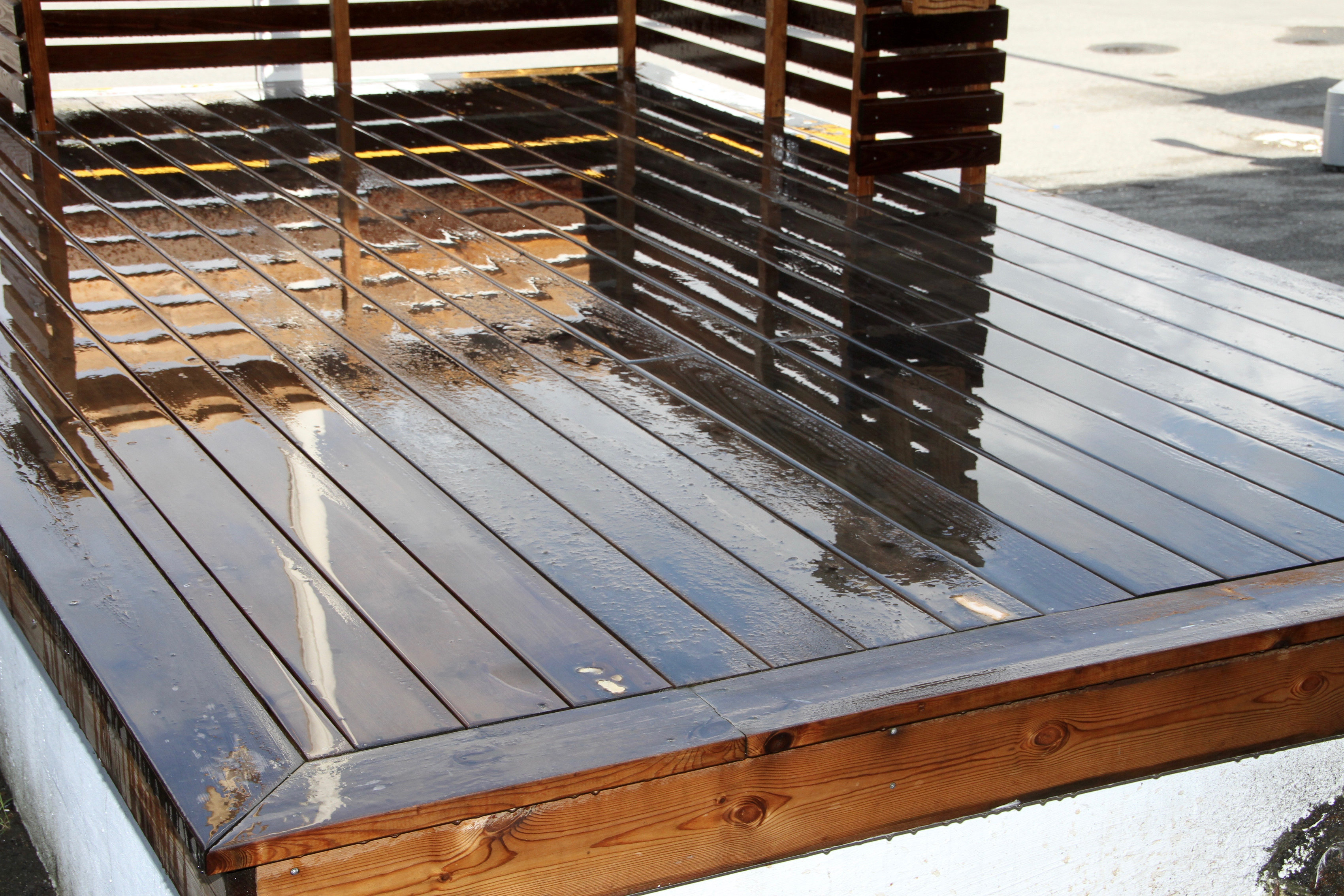 N&aring;r en terrasse skal renses og oljes, gjelder det &aring; bruke mye vann.