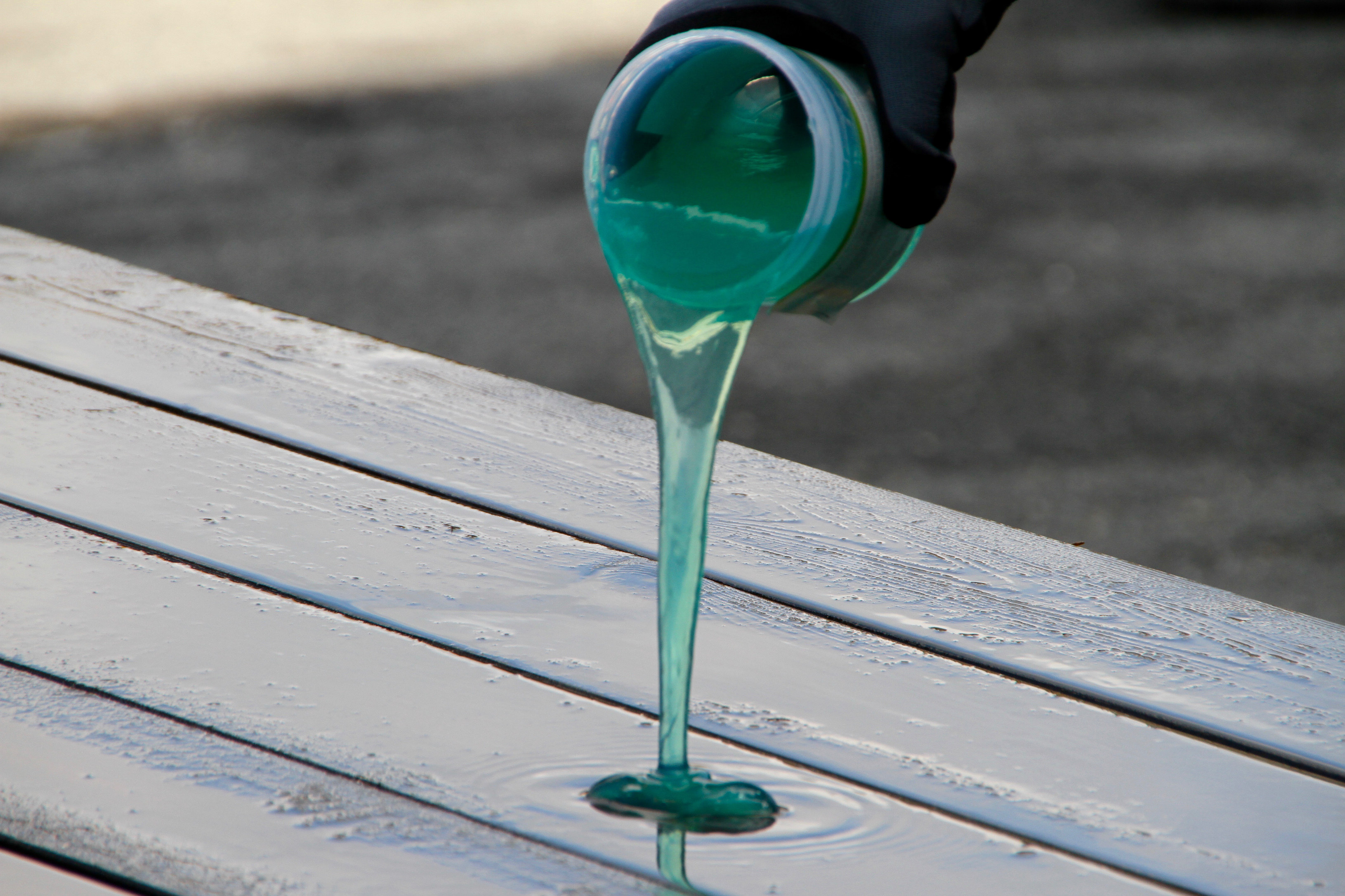 Hell gele p&aring; terrassen og fordel et tynt lag utover.