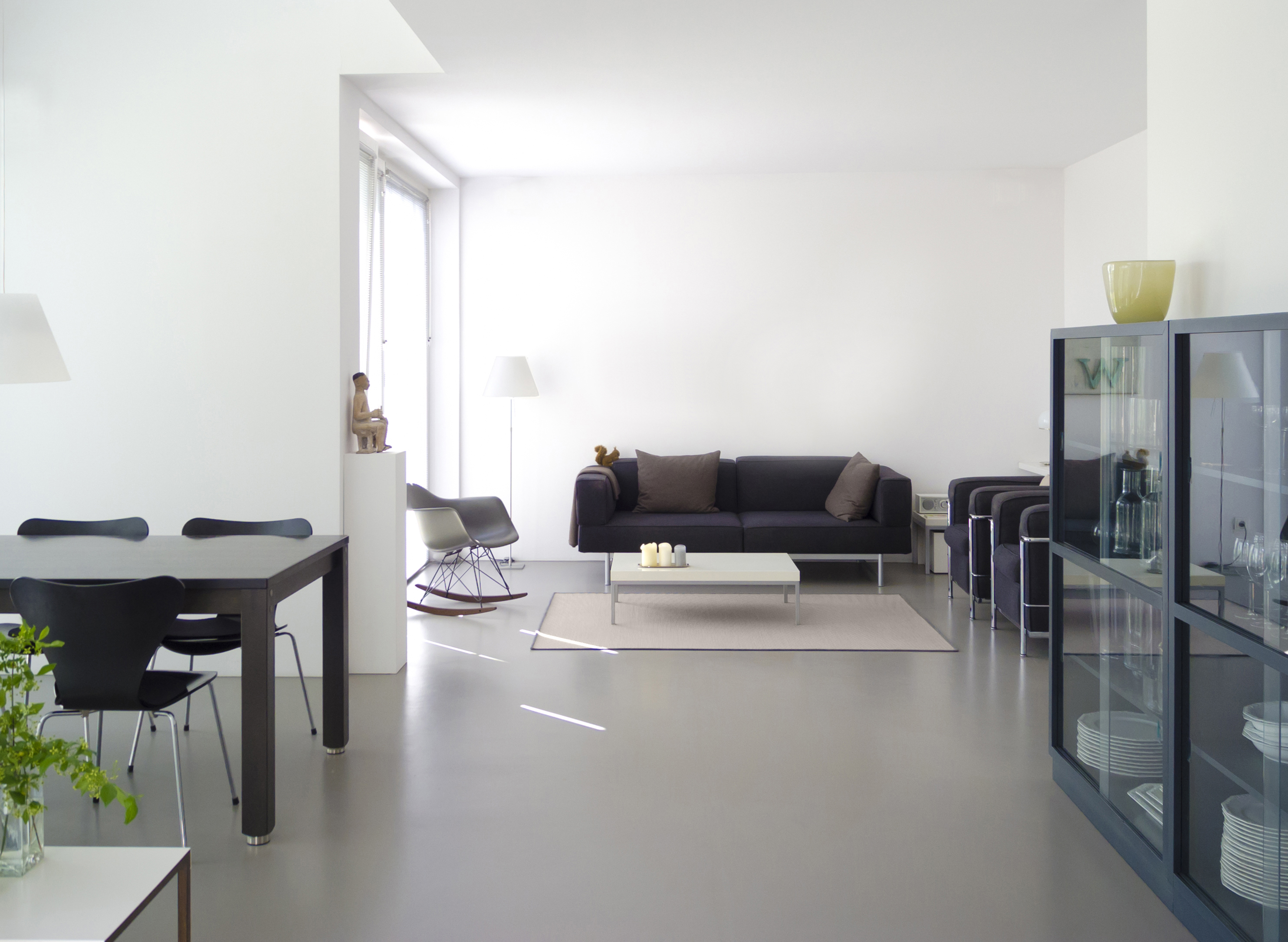 Det er ikke bare tregulv som kan males. Det finnes malinger som passer til annet underlag også, som denne betongmalingen fra TreStjerner.