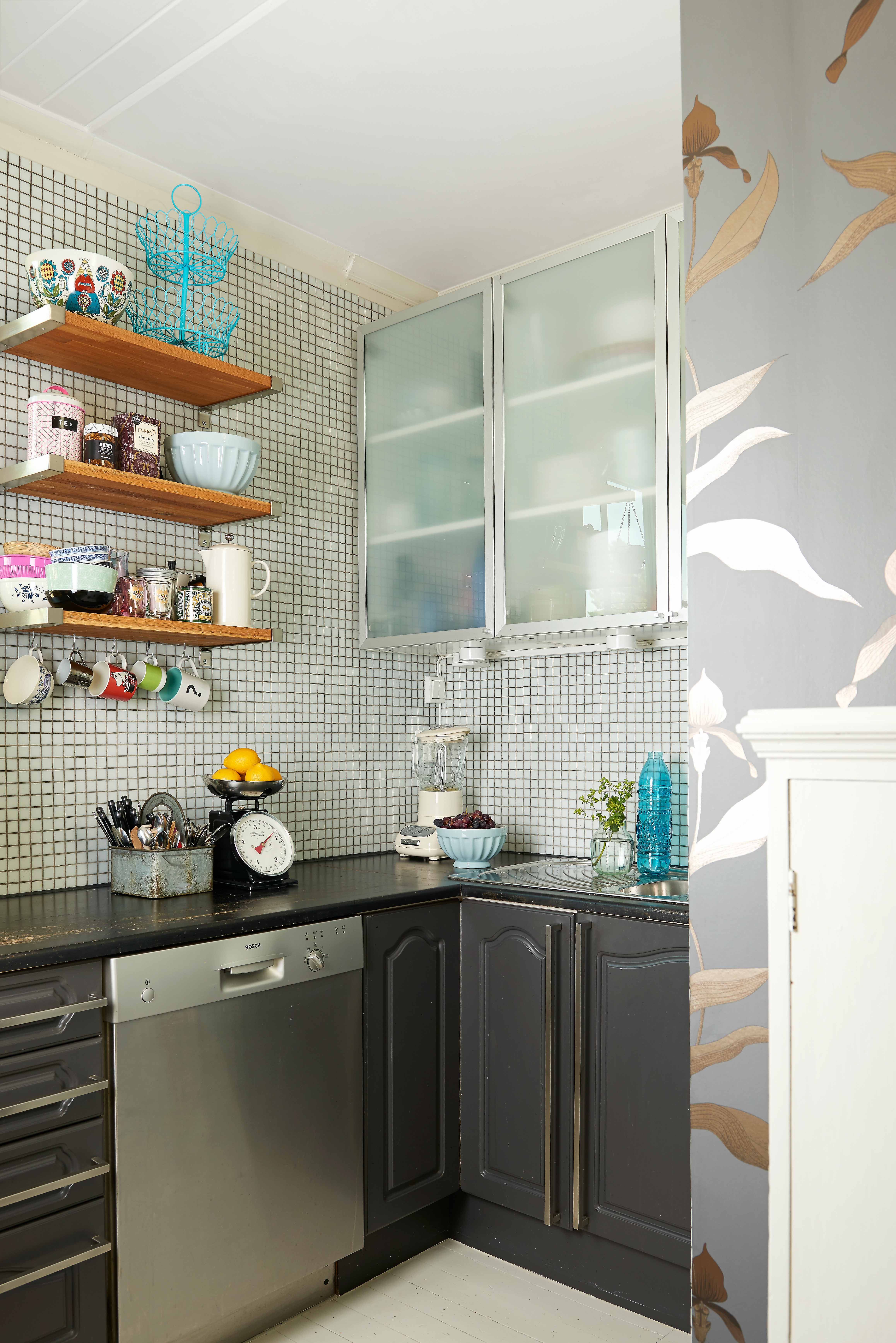 Til den hvite mosaikken er valgt mørk grå fugemasse.