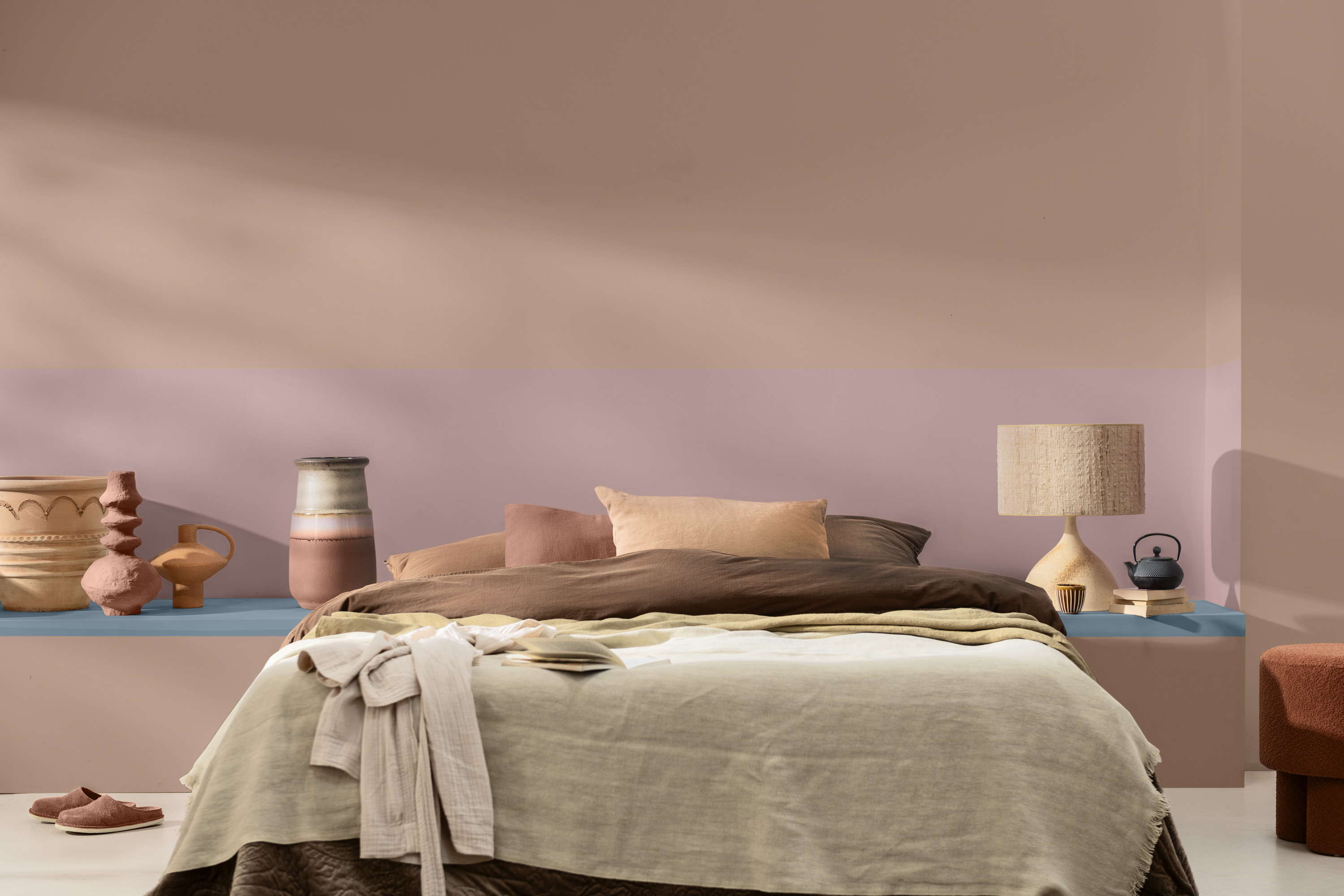 Trendy jordfarger med blå aksent