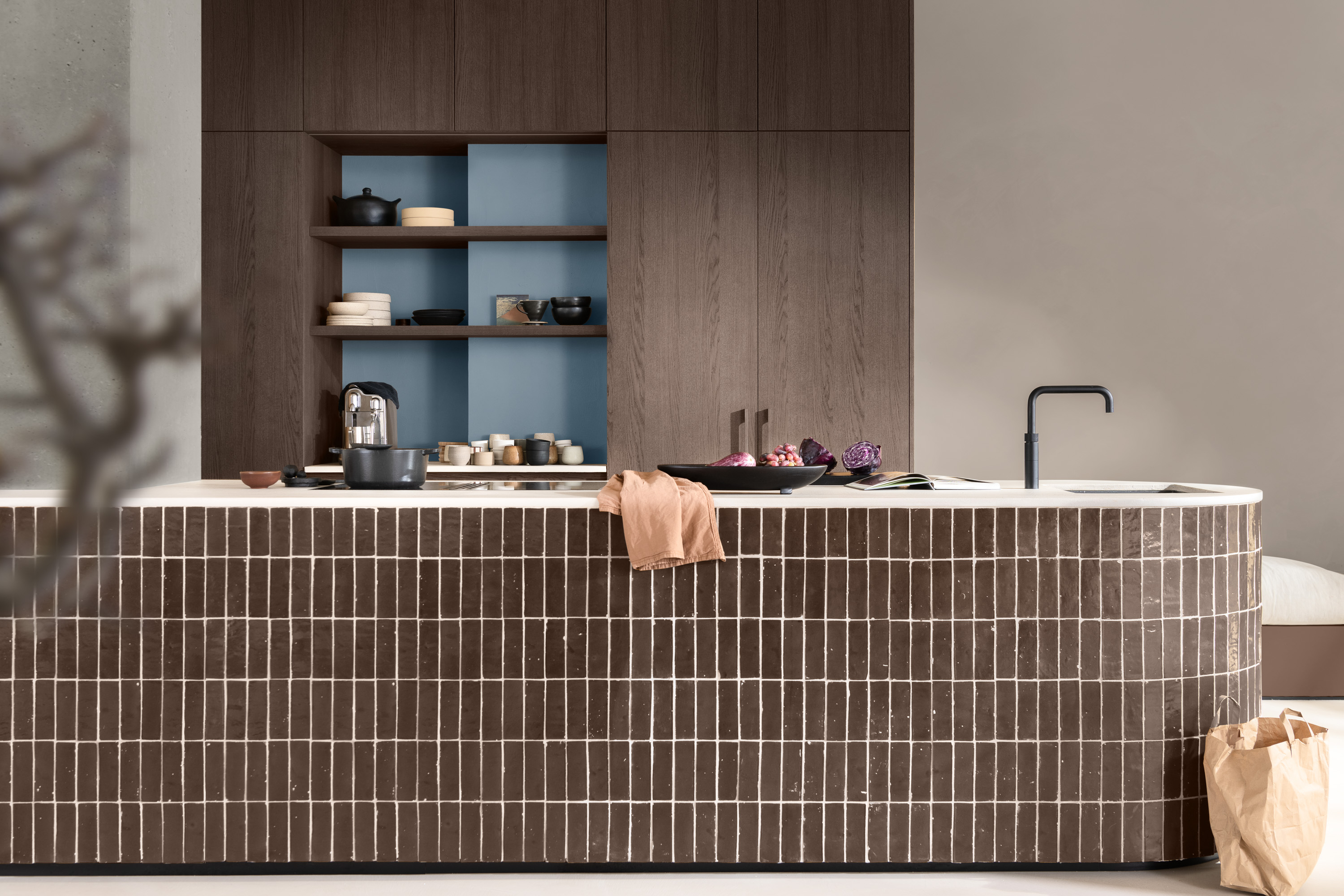 Sjokolade, urter og smørtoner på kjøkkenet