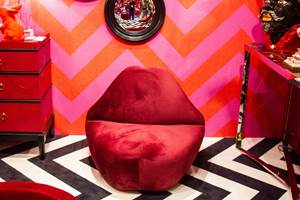 KISS ME: En stol formet som røde lepper på svart-hvitt gulv og rød-rosa vegger? Hvorfor ikke?