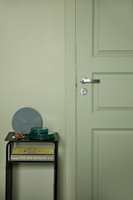 <b>KONTRASTER:</b> Ved å male døren i samme farge som veggen, får du en god helhet i rommet, uten skarpe kontraster. 