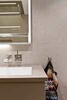 INNEBYGGET: Speilskapet har en rekke finesser og er  delvis bygget inn i veggen slik at det rommer mest mulig uten å ta stor plass i  rommet. 