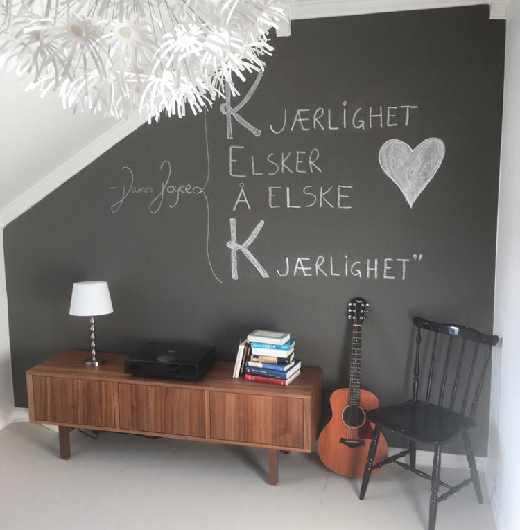 TAVLEMALING:&nbsp;&minus; Fargen p&aring;&nbsp;denne tavlemalingen heter &laquo;10249 Sober&raquo;, og&nbsp;malingen&nbsp;kommer i alle farger i de m&oslash;rkere fargespektrene, sier Jenny Bull Gustavsen fra Butinox Interi&oslash;r.