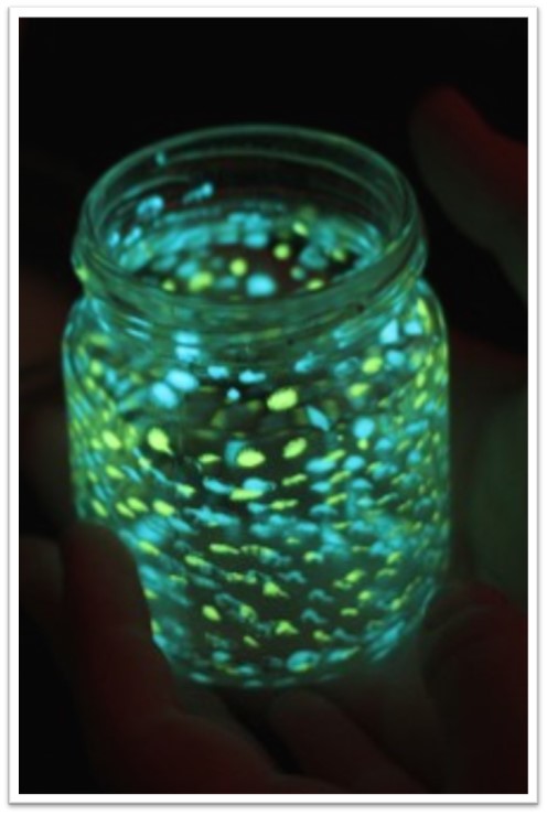 SELVLYSENDE GLASS:&nbsp;Med Owatrol Lumineuse selvlysende maling kan du male p&aring; b&aring;de glass, metall, tre og keramikk.