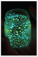 SELVLYSENDE GLASS: Med Owatrol Lumineuse selvlysende maling kan du male på både glass, metall, tre og keramikk.