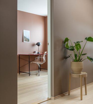 VANLIG MATT VEGG:&nbsp;N&aring;r skribleriene er t&oslash;rket av, ser veggen ut som en vanlig, matt vegg.