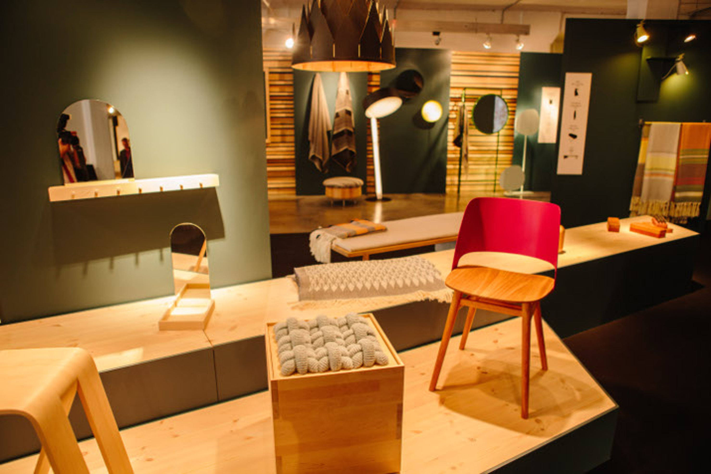 Alt som vises i utstillingen 100 % norsk. Inspirert av Norge og designet og laget i Norge.