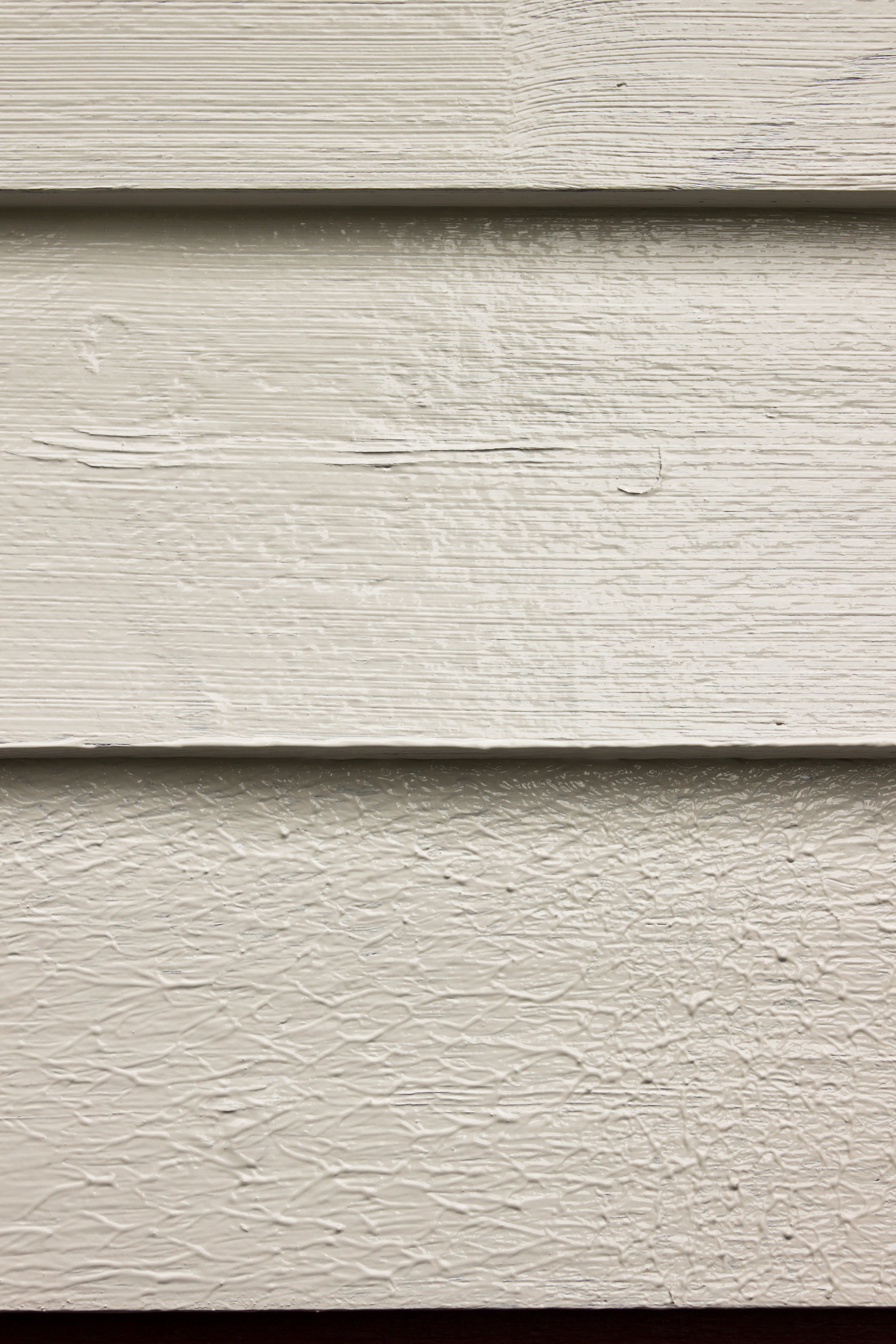 På de øvre bordene er malingen etterbehandlet med pensel