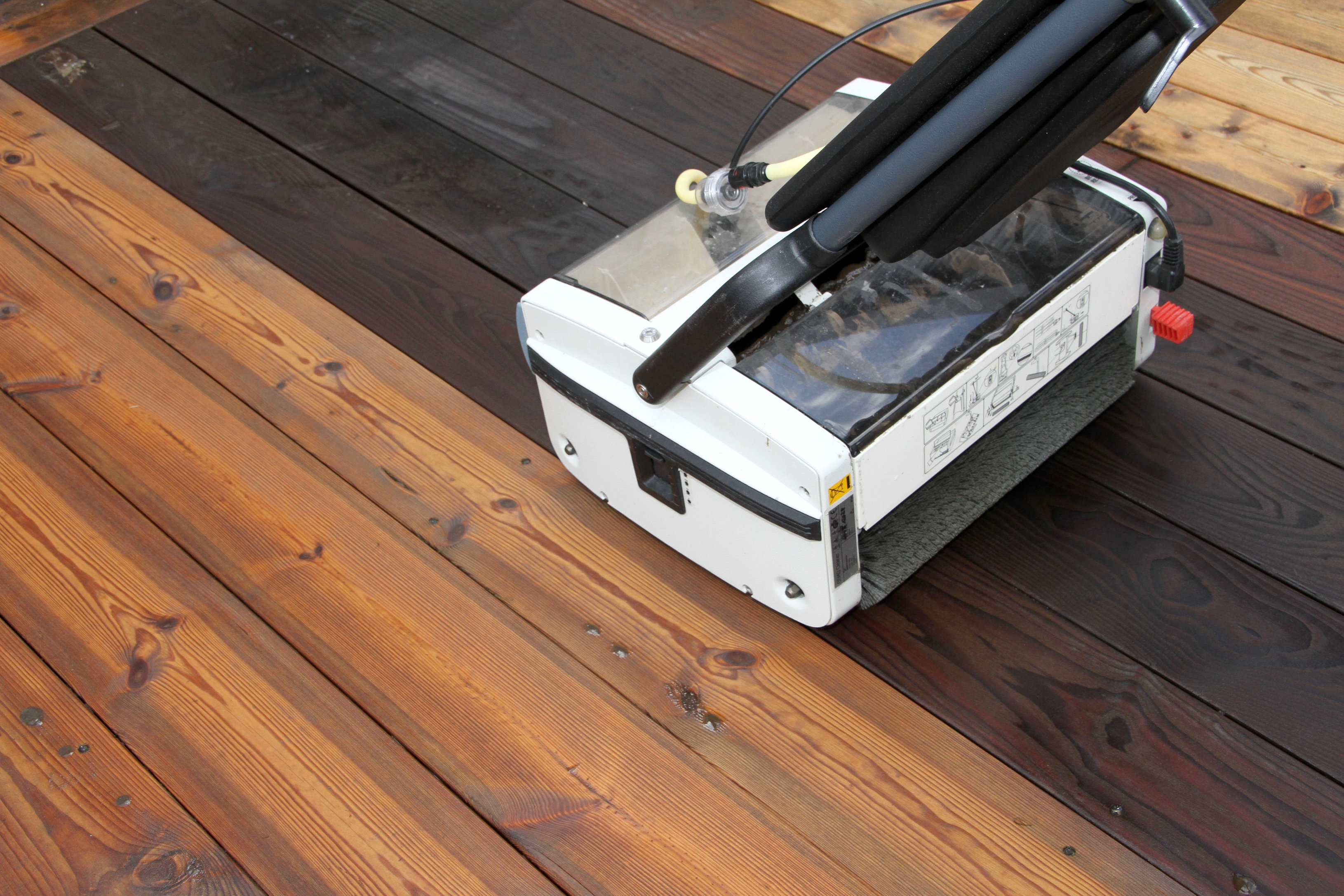 Osmo har ogs&aring; en egen skrubbemaskin som kan ta store omr&aring;der raskt og effektivt.