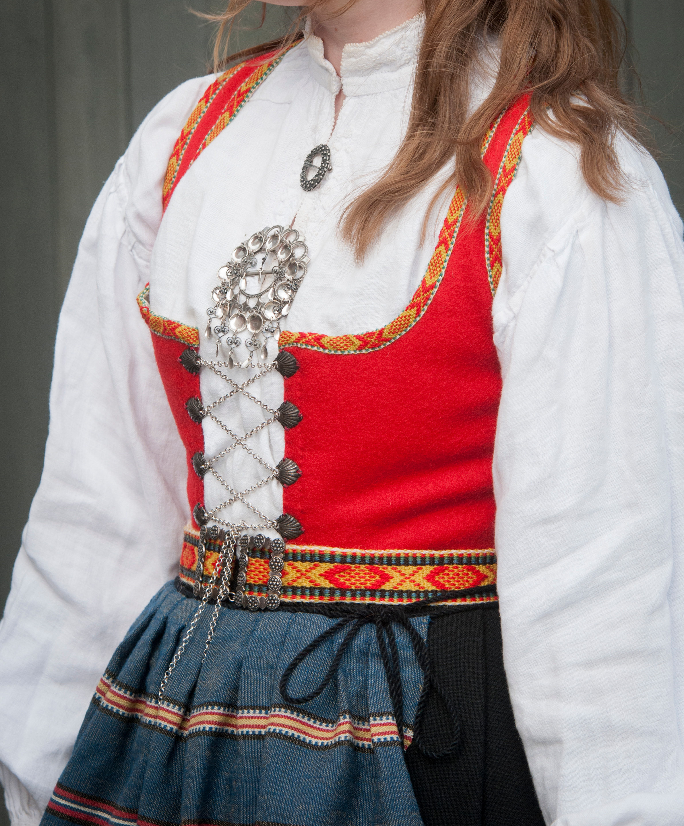 rød bunadvest sølje hvit skjorte hår