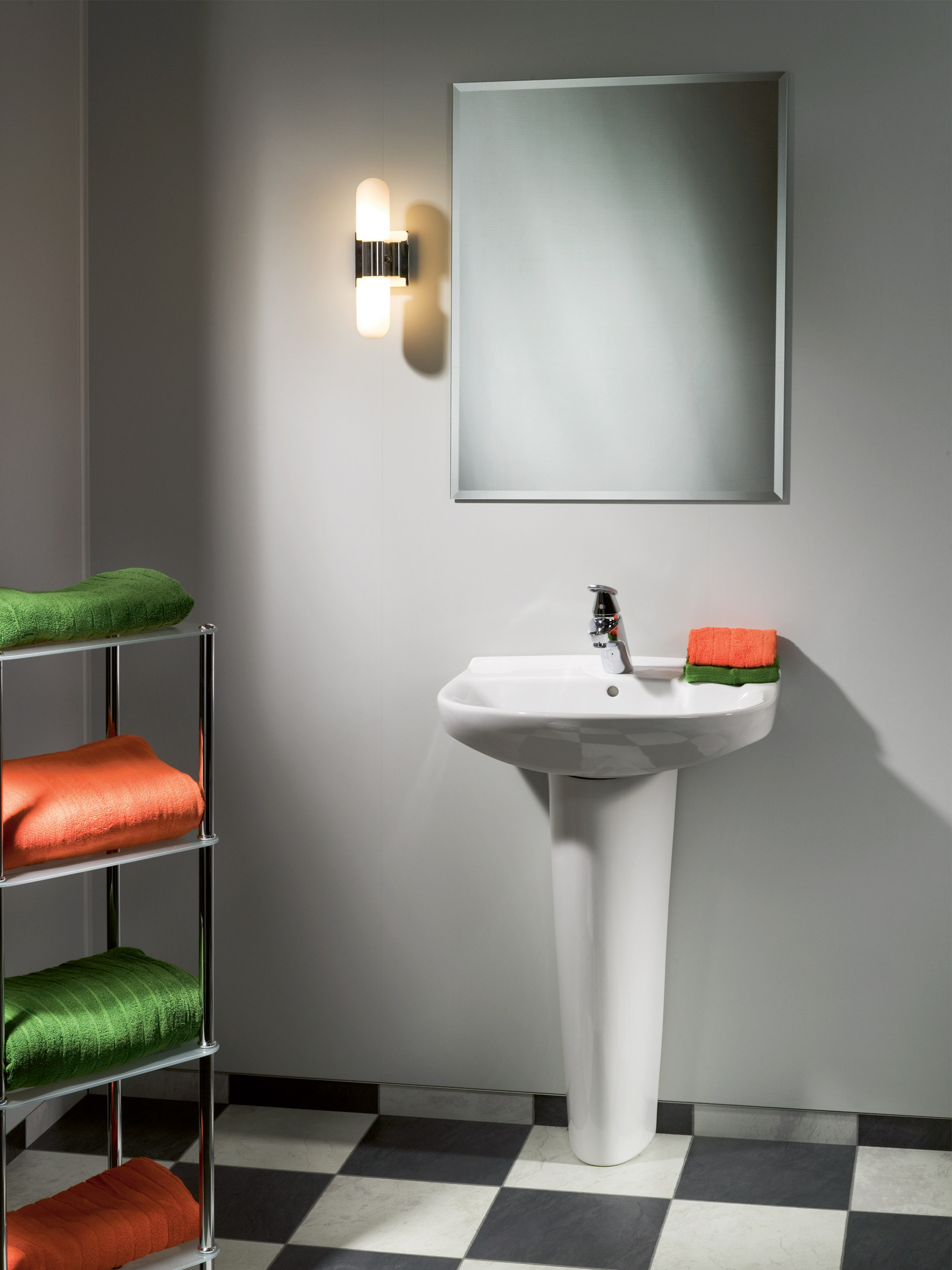 Slette vegger med våtromsplater.