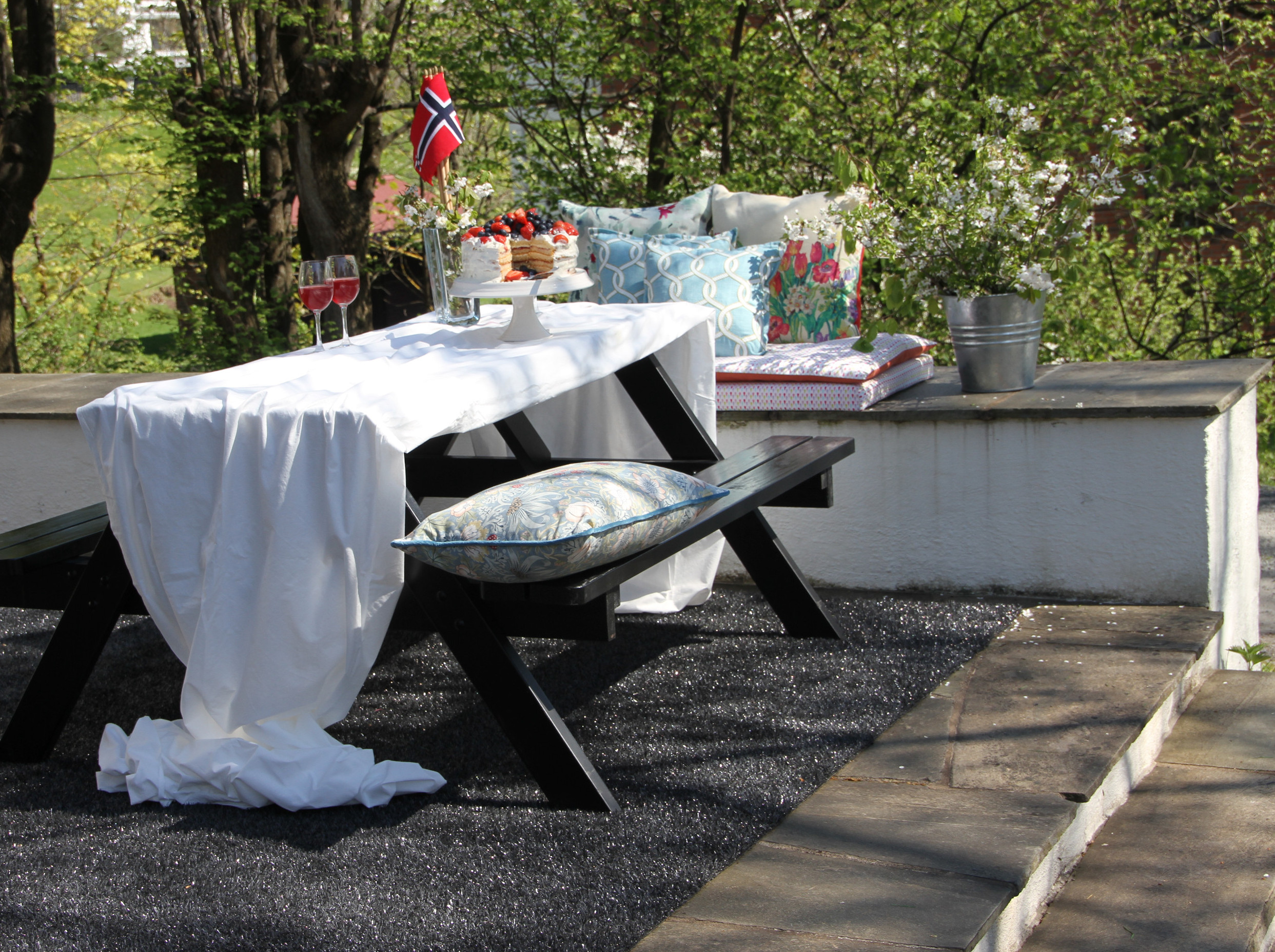 Skal du stelle i stand uteplassen til en spesiell anledning? Da gjør tepper og tekstiler susen. Her er det brukt teppet Zakura fra Golvabia.