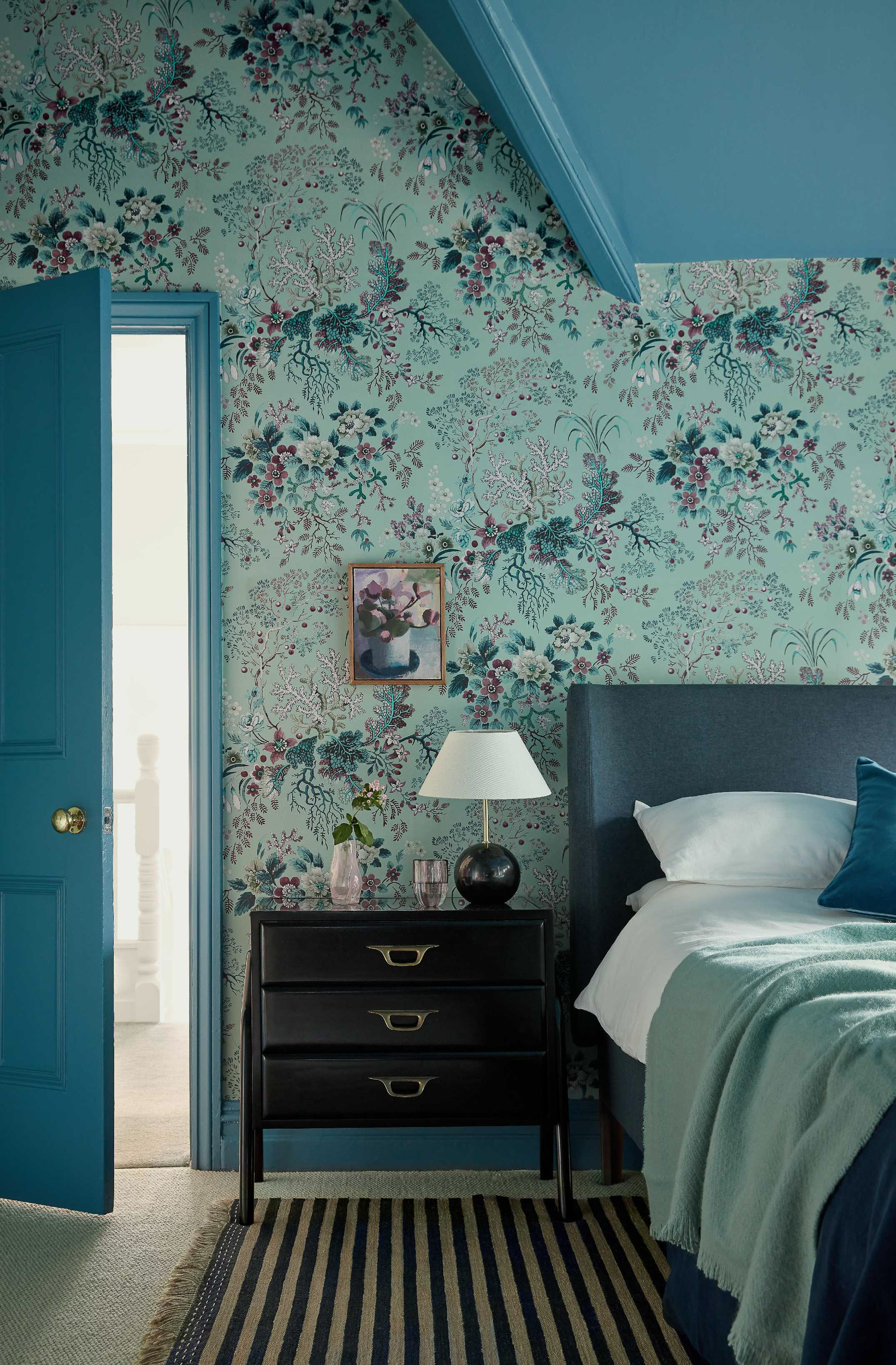 soverom med blått tapet, og malt tak, dør og list i blått