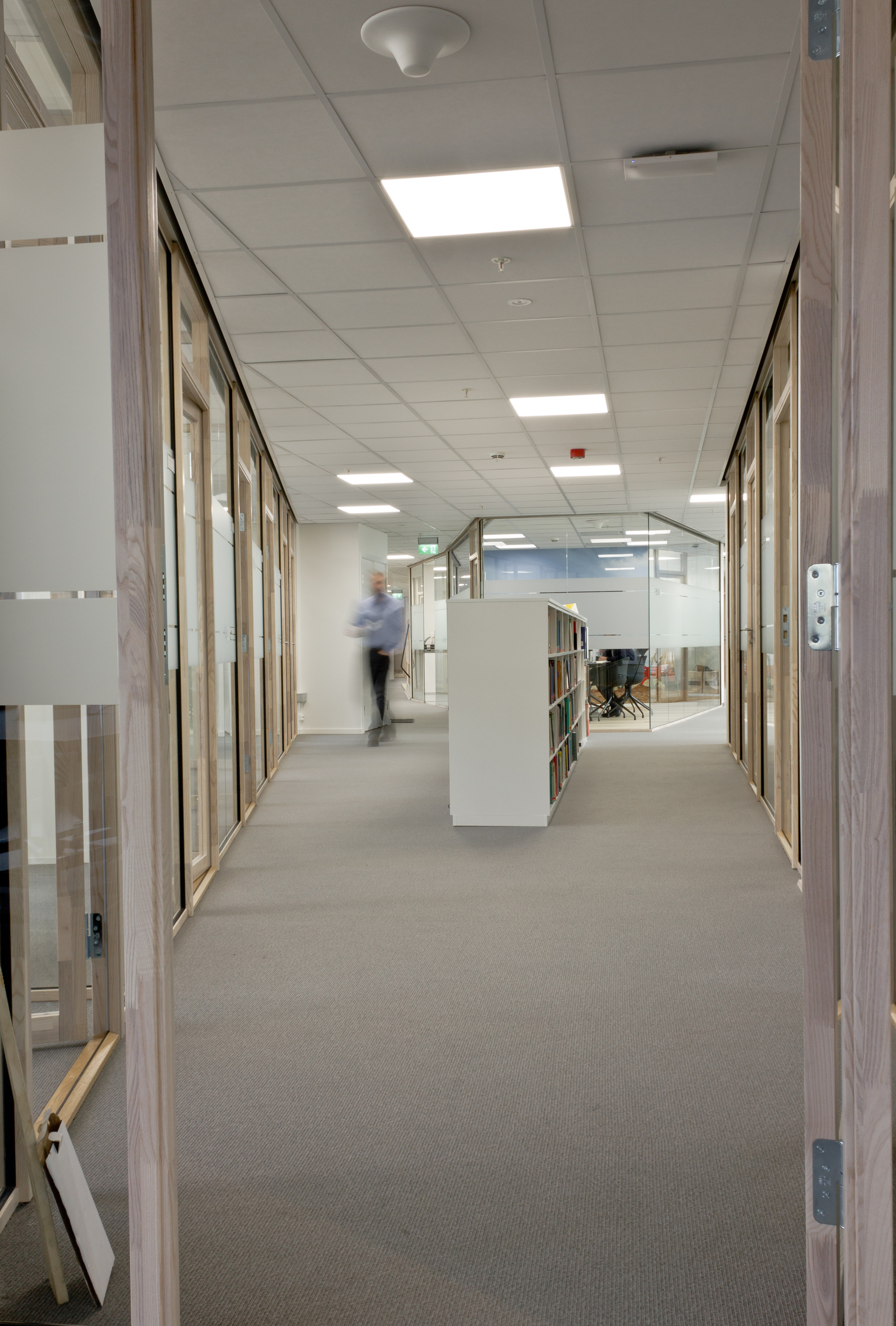 BONDELAGET SPESIAL: Gulvteppet er lyst gråmelert med innslag av grønt, og laget av norsk ull. Bondelaget er stolt av å kunne fremme sine egne medlemmer og norsk saueproduksjon.