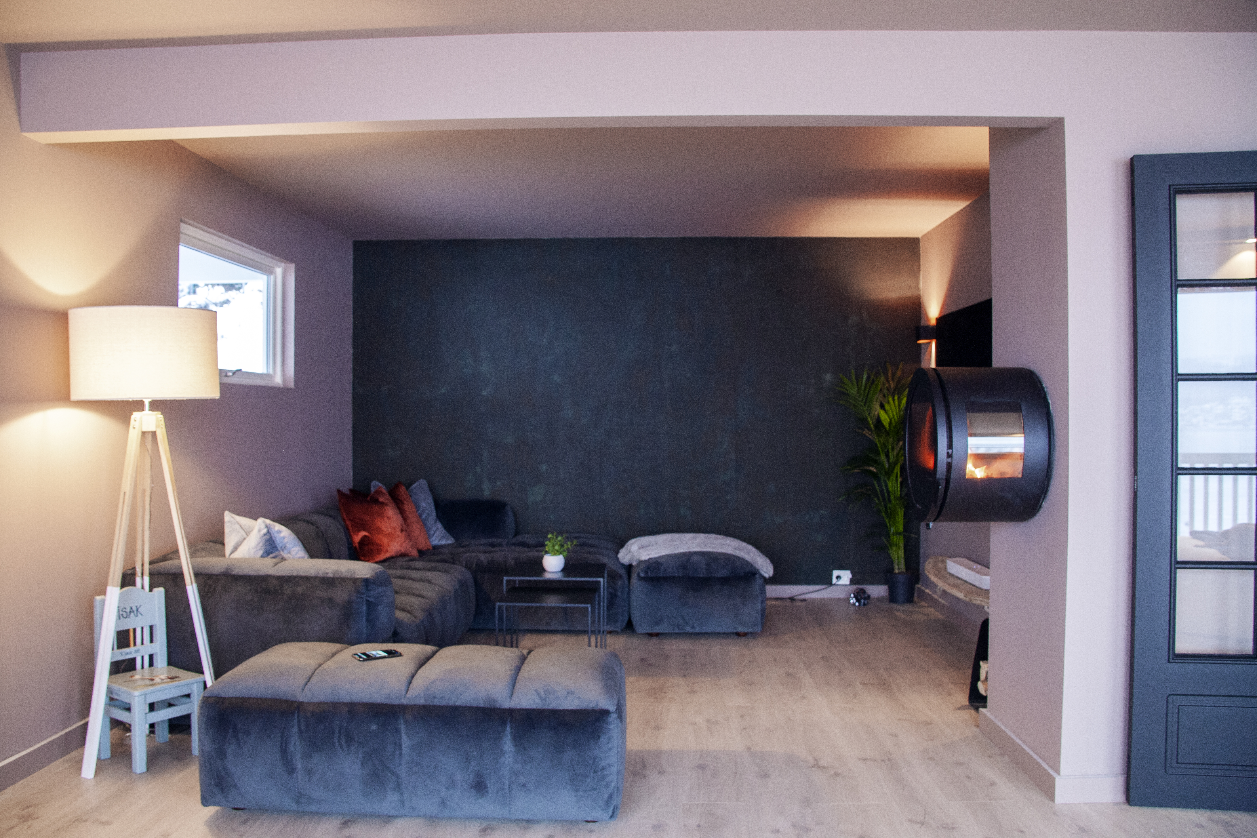 PERSONLIG OG FARGERIKT: Nå har de en koselig TV-krok med harmonerende farger og en unik og personlig kontrastvegg.     