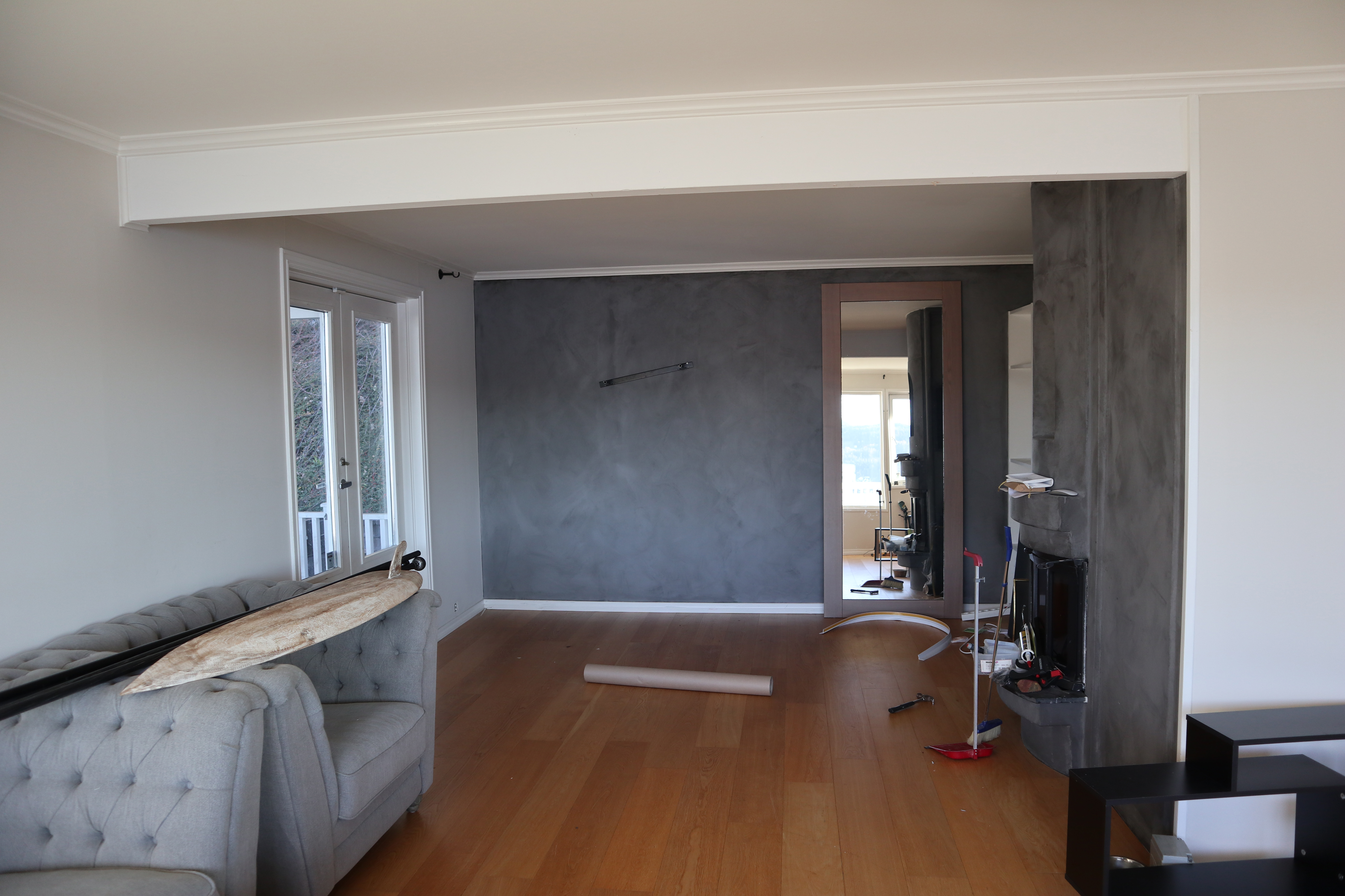 HVITT OG GRÅTT: Før var stuen hvit, med grå kalkmaling på kontrastveggen.        