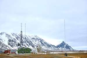 <b>VIDUNDERLIG: </b>I arktisk klima forekommer svertesopp og begroing sjelden. Midnattssol halve året og hardført vær bryter dog ned maling og treflater. Å pusse opp trefasader på Isfjord Radio på Spitsbergen er en ekstrem maleaktivitet. (Foto: Basecamp Explorer)