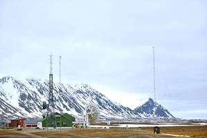 Å male i arktisk klima er ikke for pyser. Det fikk dugnadsgjengen som malte Isfjord Radio på Spitsbergen erfare.